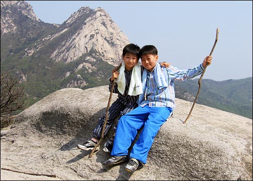 북한산 원효봉 정상에 올라 기념으로 사진 한 장. 부디 우리 아이들이 산처럼 푸르게 자랐으면 좋겠습니다. 